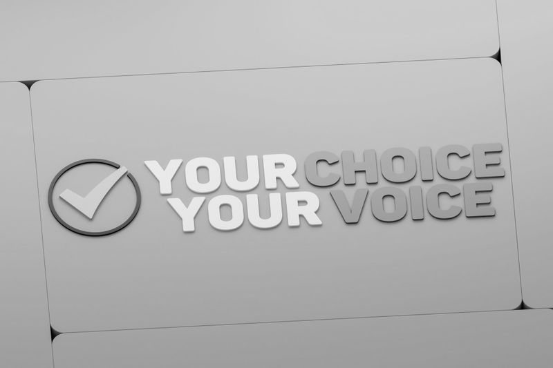 Texte indiquant « Votre choix, votre voix » avec un symbole de coche, affiché sur un fond gris.