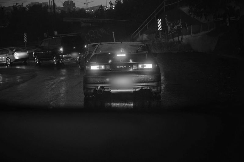 fotografía en blanco y negro tomada por la tarde que muestra un atasco de tráfico. La foto ha sido sometida a un proceso de anonimización que difuminó la información de las matrículas de los coches visibles