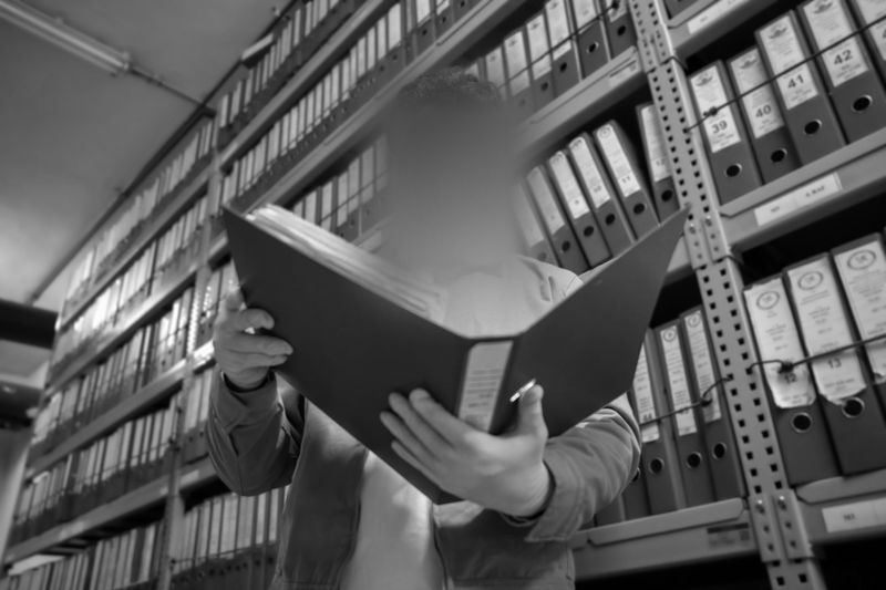 Fotografía en blanco y negro de un hombre con el rostro pixelado en un archivo.