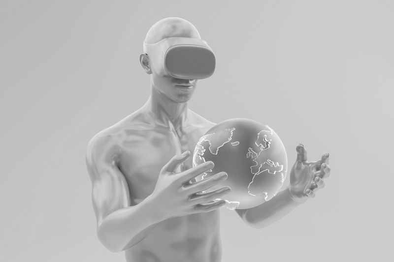 Une silhouette en niveaux de gris portant des lunettes de réalité virtuelle tient un globe numérique lumineux, symbolisant la réalité virtuelle et la connectivité mondiale.