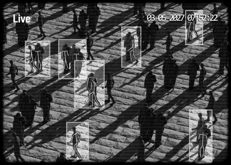 Imágenes de vigilancia granuladas de personas caminando sobre una superficie estampada, con algunos individuos resaltados mediante recuadros digitales. Marca de tiempo: 03-05-2027 07:52:22.