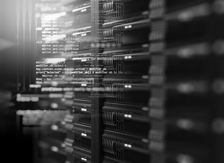 Schwarz-weißes Bild von Server-Racks mit Code-Overlay, das eine digitale und technologische Atmosphäre vermittelt.