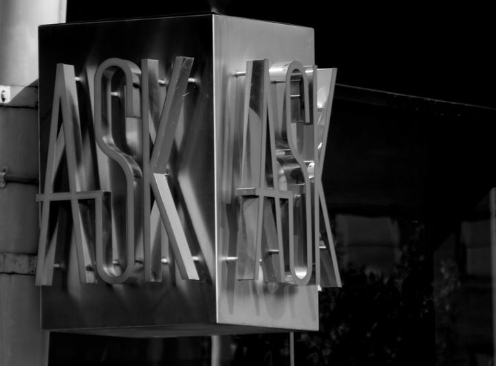 fotografía en blanco y negro de un casetón con la inscripción "ask"