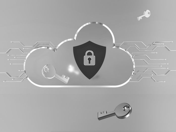 Nuage avec un symbole de bouclier et de cadenas, entouré de lignes de circuits numériques et de clés flottantes, représentant la cybersécurité et la protection des données.