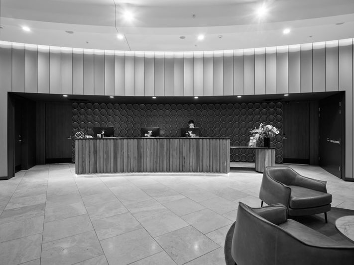 pozbawione kolorów zdjęcie modernistycznej recepcji hotelowej i holu