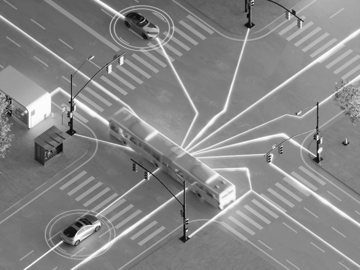 Vue aérienne d'une intersection d'une ville intelligente avec des véhicules connectés par des lignes numériques, illustrant une technologie avancée de gestion du trafic.