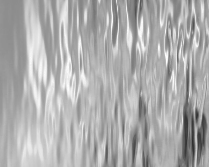 Image abstraite avec des motifs ondulés et fluides en niveaux de gris, créant un effet texturé et fluide.