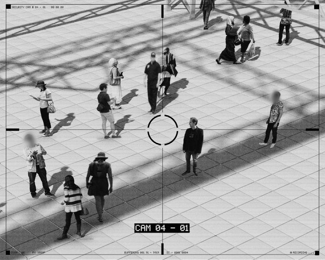 Foto que muestra la vista de una cámara de vigilancia urbana, grabando a los transeúntes en la plaza; las personas con la cara hacia la cámara tienen el rostro anonimizado