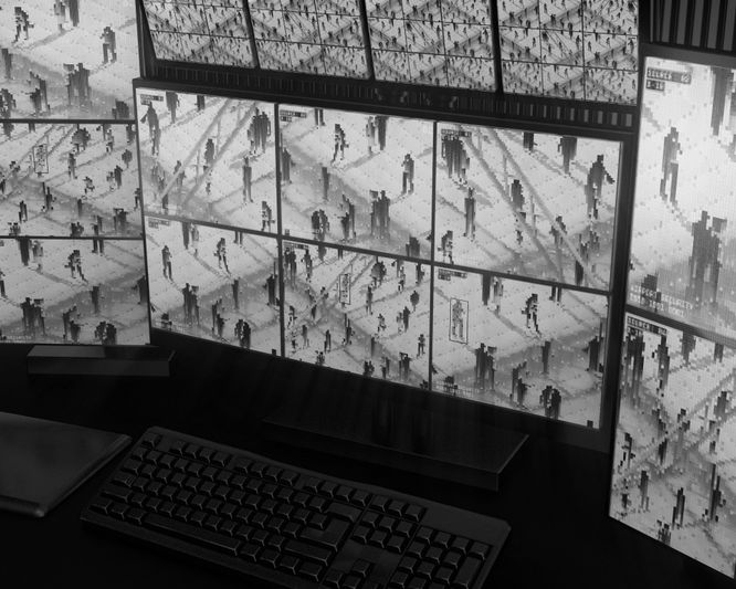 Na wielu ekranach monitoringu wyświetlany jest czarno-biały obraz przedstawiający spacerujących ludzi; widok ten obserwowany jest z poziomu biurka wyposażonego w klawiaturę i mysz.