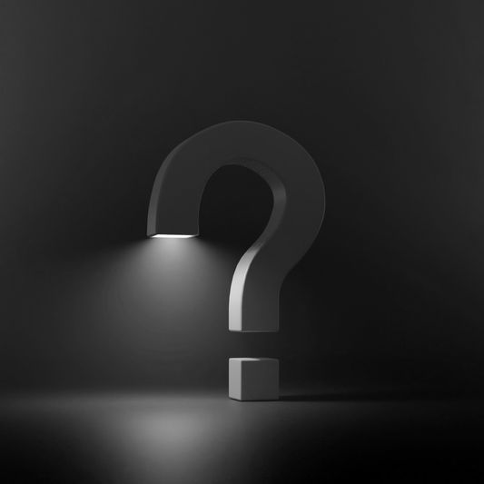 Un grand point d’interrogation illuminé se dresse dans un espace sombre et minimaliste, projetant une ombre sur le sol.