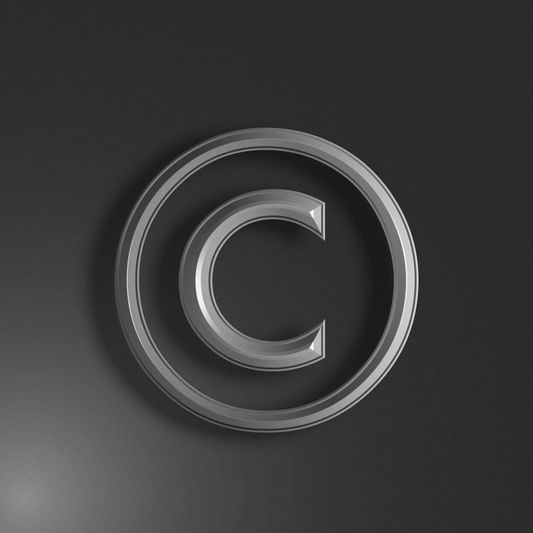Symbole de droit d'auteur métallique 3D sur fond sombre, projetant une ombre subtile, avec un design élégant et moderne.
