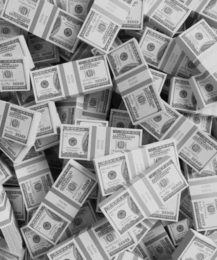 Des piles de billets de cent dollars américains disposées de manière aléatoire, créant un motif dense et monochrome de liasses de billets.
