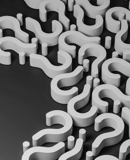 signos de interrogación blancos dispersos sobre un fondo negro