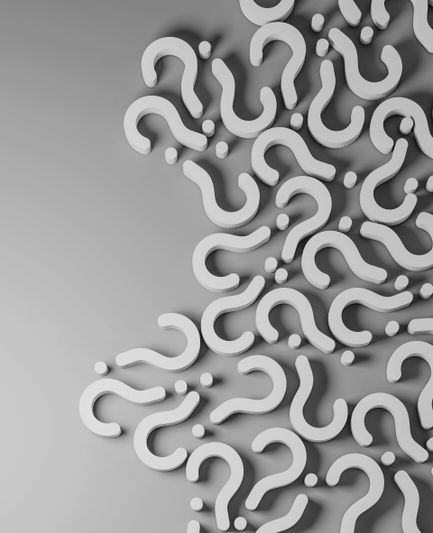 Skupisko białych, trójwymiarowych znaków zapytania rozmieszczonych na szarym tle, tworzące wzór, który przechodzi od dużego zagęszczenia do rzadszego układu.