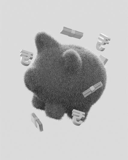 Tirelire en peluche entourée de symboles de roupie indienne et de piles d'argent sur un fond gris.