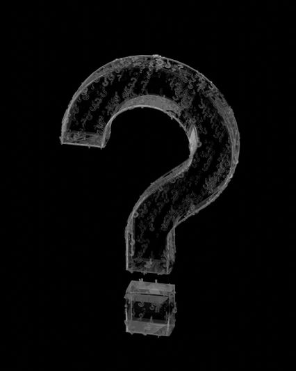 Un signo de interrogación transparente, como de cristal, sobre un fondo negro.