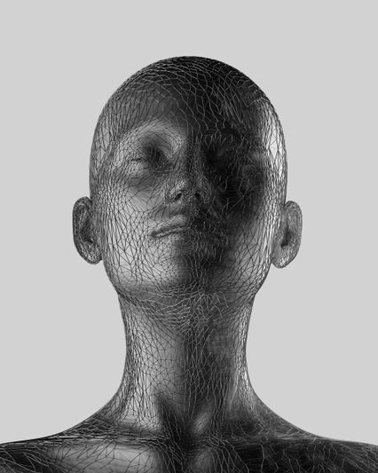 Sculpture abstraite d'une tête humaine avec une surface métallique fissurée sur un fond gris.