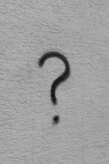 signo de interrogación, como un graffiti en la pared, foto en blanco y negro