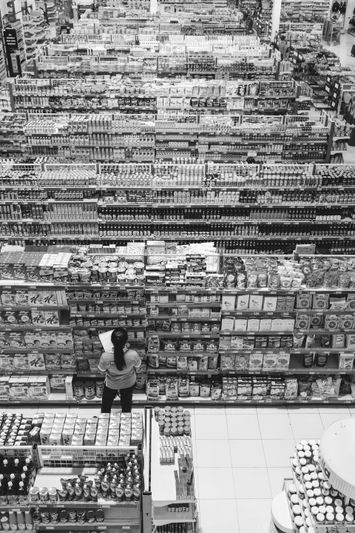 czarno-białe zdjęcie marketu z góry, pełne regały produktów spożywczych