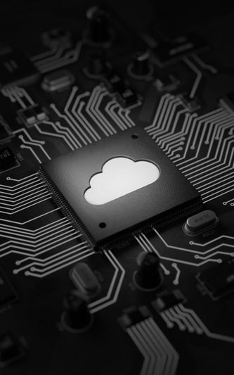 Un chip de computadora con un ícono de nube, rodeado de líneas de circuito, simbolizando la tecnología de computación en la nube.