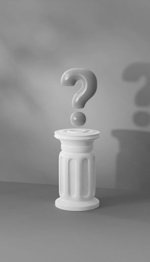 Un point d’interrogation flottant au-dessus d’une colonne blanche classique sur un fond gris, avec son ombre.