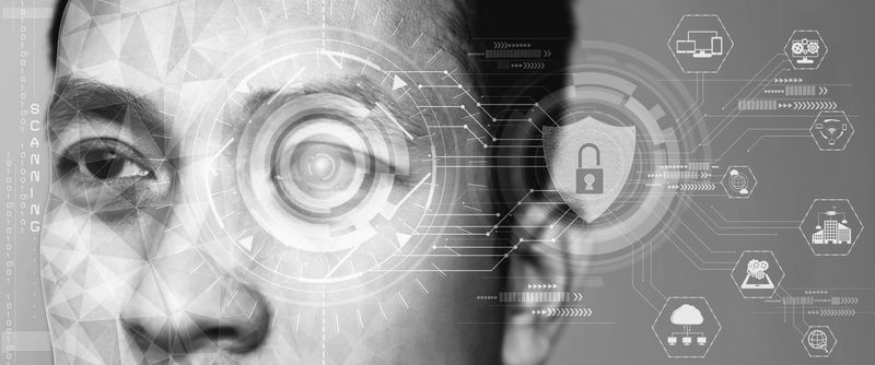 Primer plano de la cara de una persona con elementos de interfaz digital, incluidos un escáner circular y íconos de seguridad, que representan tecnología y ciberseguridad.