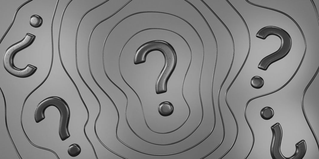 Image monochrome de points d'interrogation en relief entourés de lignes de contour ondulées sur un fond texturé.