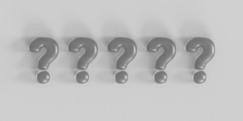 Cinq points d'interrogation gris en 3D, équidistants, sur un fond gris clair.