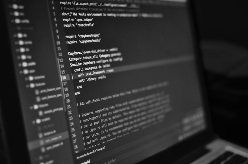 Primer plano de la pantalla de una computadora portátil que muestra líneas de código en un editor de texto de temática oscura, lo que sugiere desarrollo de software o programación.