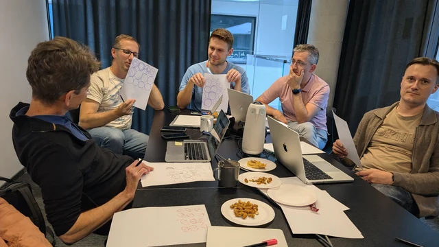 Mann und Frau während Kontaktlinsen-Kontrolle