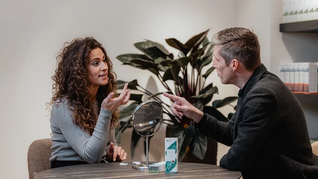 Mann und Frau während Kontaktlinsen-Kontrolle