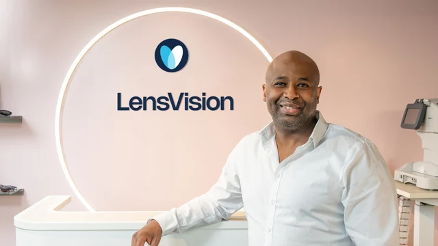 Mann bei Kontaktlinsenanpassung