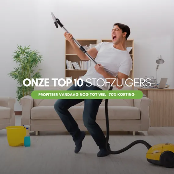 Man playfully singing with vacuum cleaner in living room, surrounded by cleaning supplies. Dutch text overlay about top 10 vacuums and a discount.