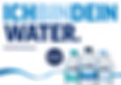 Eine Postkarte mit Headline in drei verschiedenen Blautönen „Ich bin dein Water.“ Darunter steht etwas kleiner: hella Mineralwasser. Darunter sind drei Flaschen des Mineralwassers in still, medium und naturell arrangiert. In der Bildunterschrift steht, dass diese Edgar-Card im Kino zu finden ist.