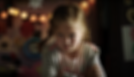 Ein kleines, blondes Mädchen mit verschränkten Armen guckt uns verärgert an. Sie sitzt offenbar auf dem Bett in ihrem Kinderzimmer. Eine große, knallige Überschrift sagt „Watchlist“.