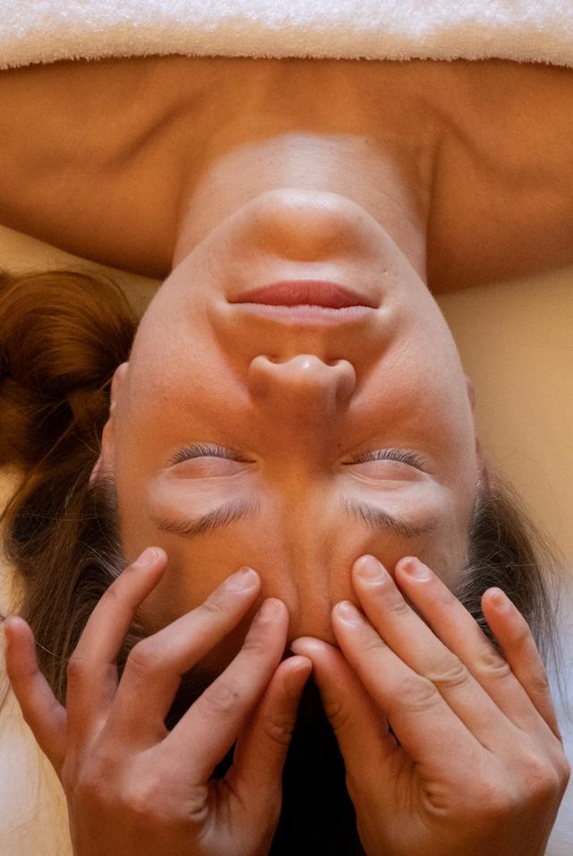 Sanfte Griffe unter den Augen, von oben fotografiert
