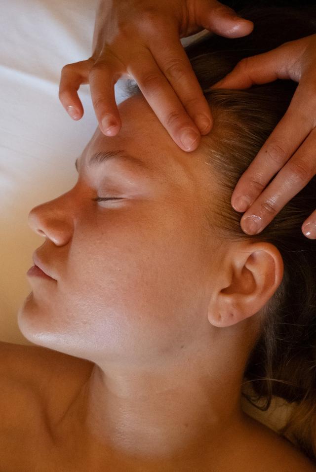 Fingerkuppen an Stirn und Schläfen zur Entspannung