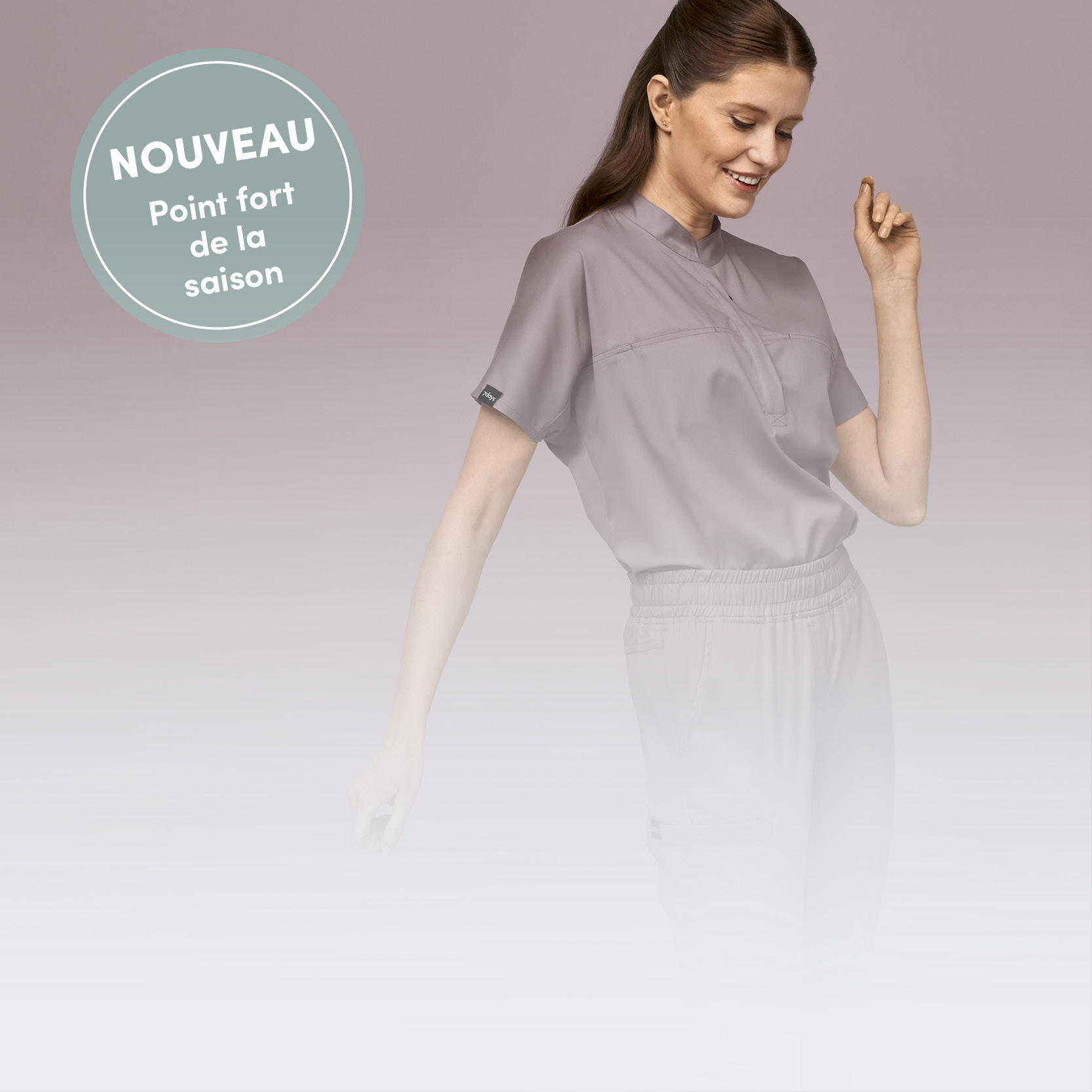 Une femme vêtue d'une tenue de travail 7days dans la nouvelle couleur tendance « figue ».