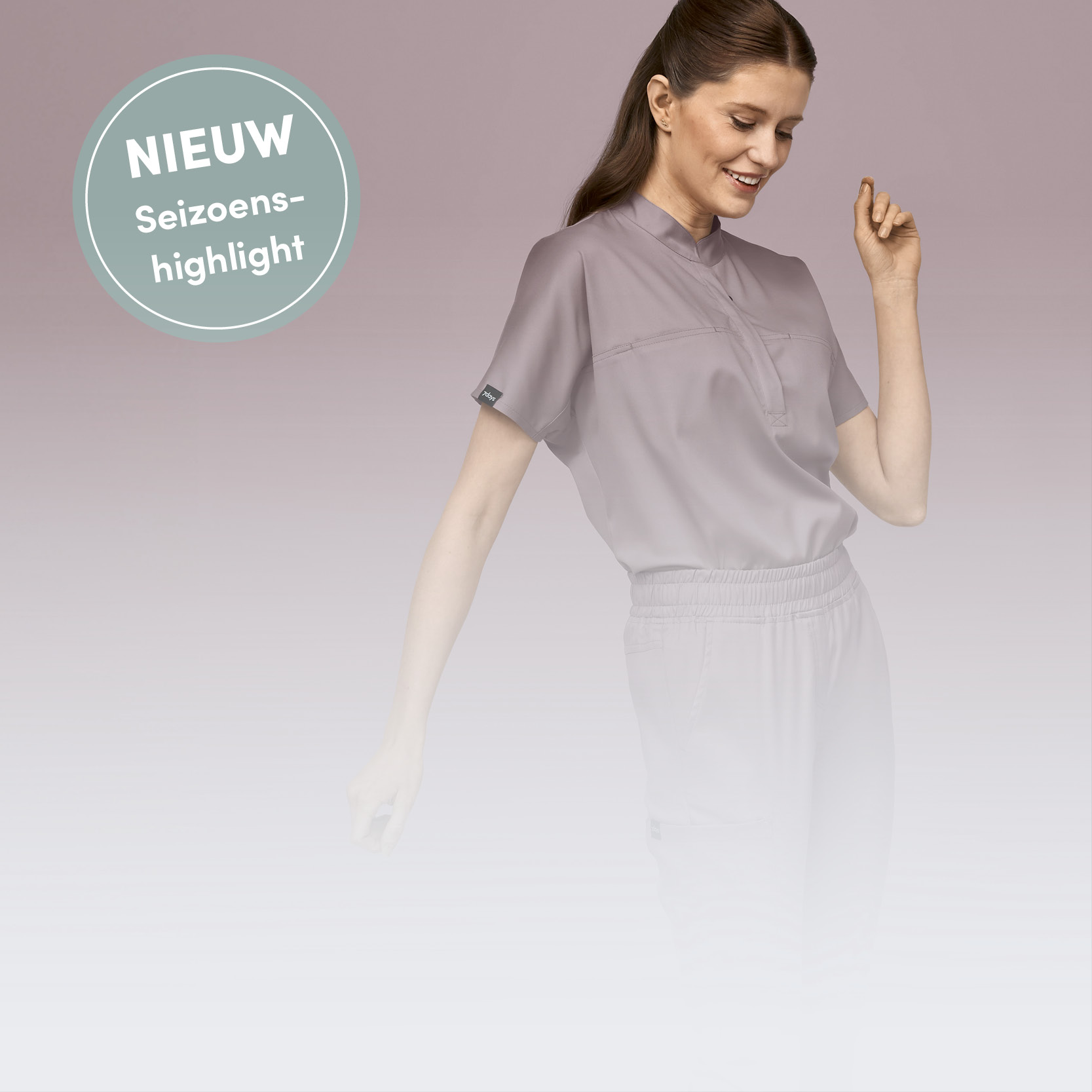 Een vrouw in 7days-werkkleding in de nieuwe trendkleur vijg