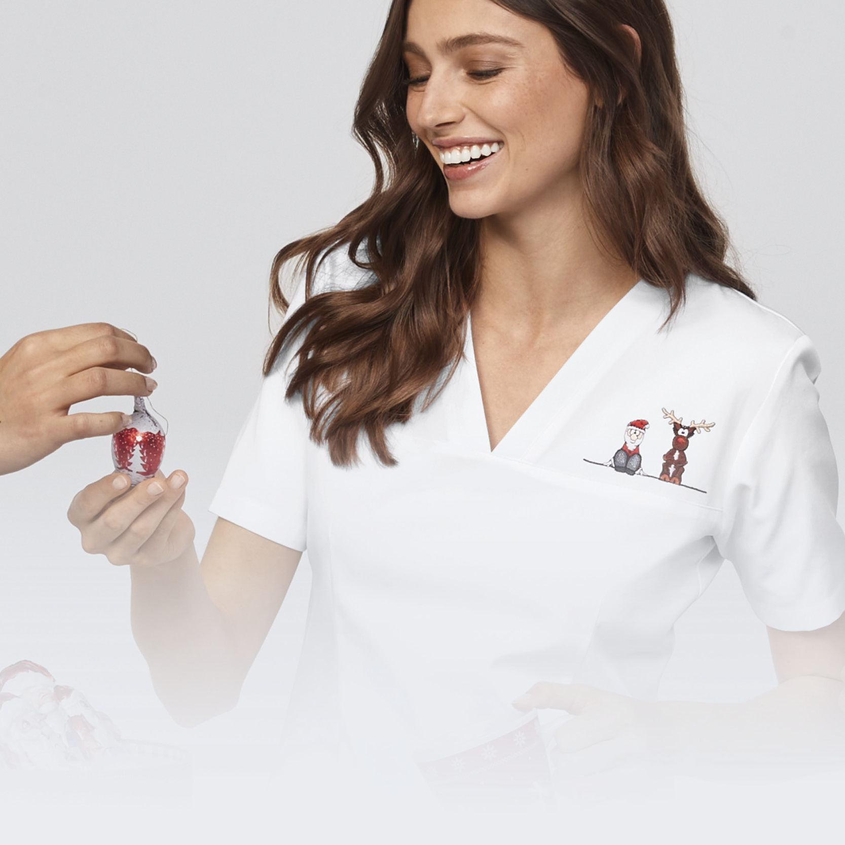 3 personer i broderte julekasakker fra 7days