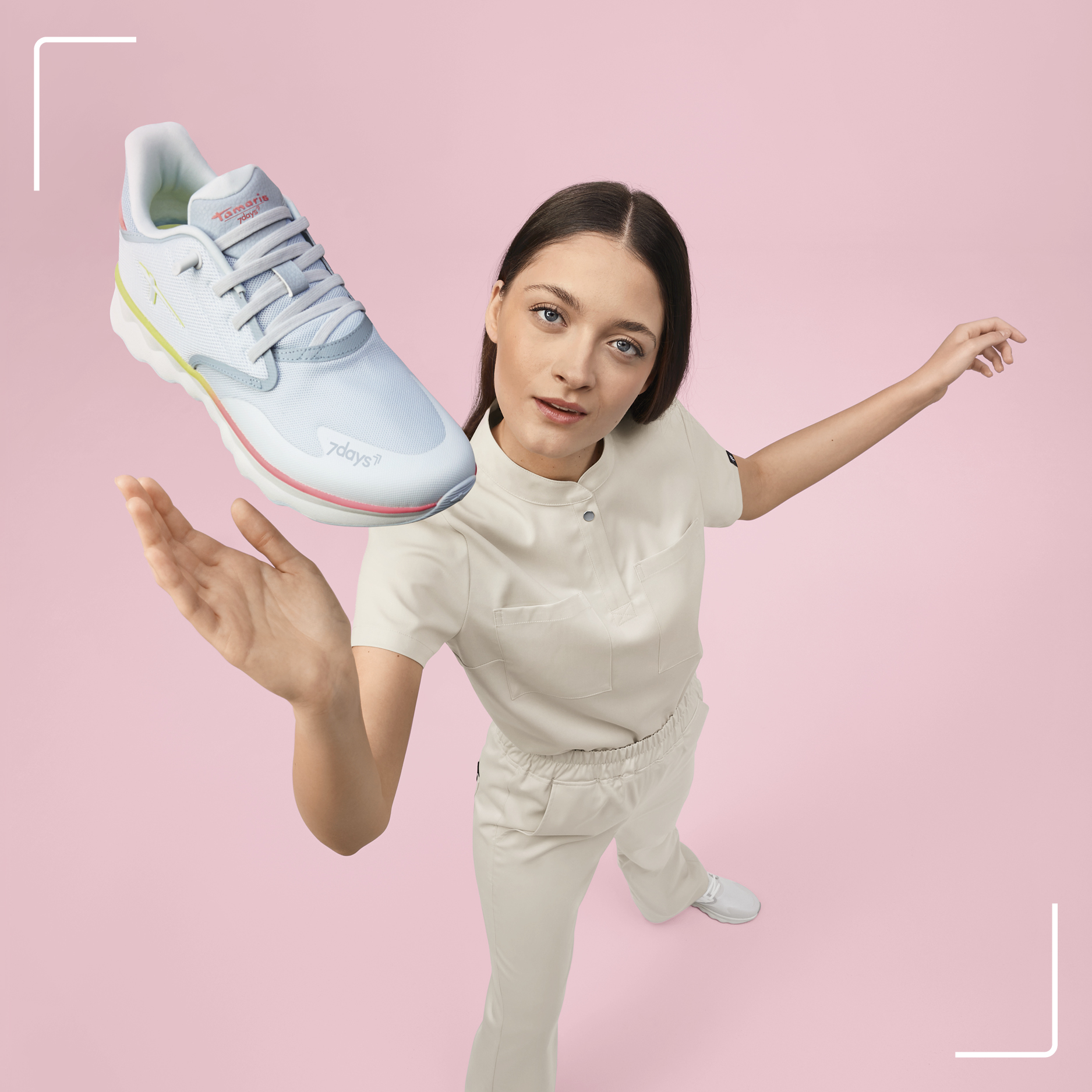 Ein Model mit leicht ausgestrecktem Arm und einem schwebenden Nowana Schuh