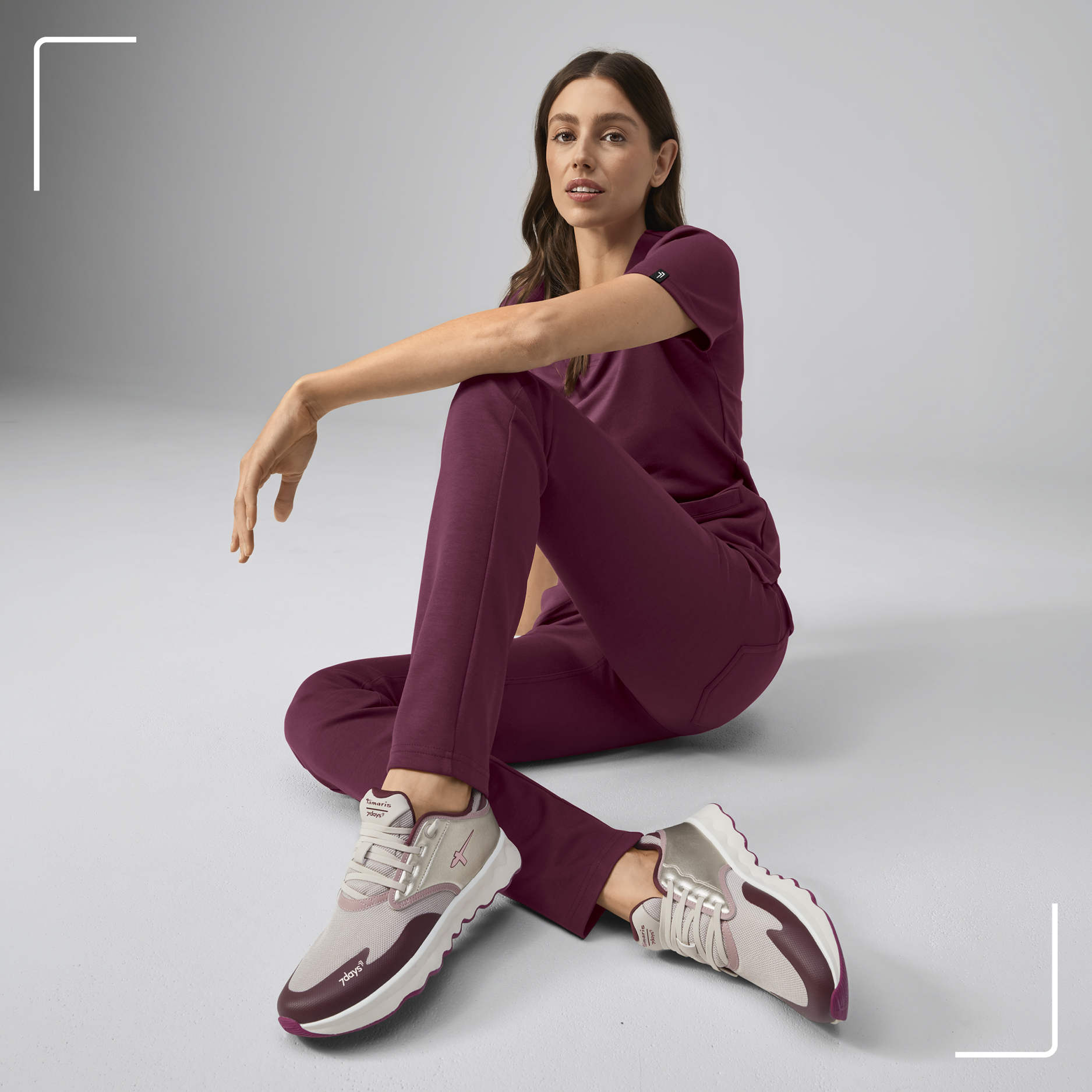 Der Schuh Nowana neben einem Model im passenden 7days Outfit mit dem Schuh kombiniert