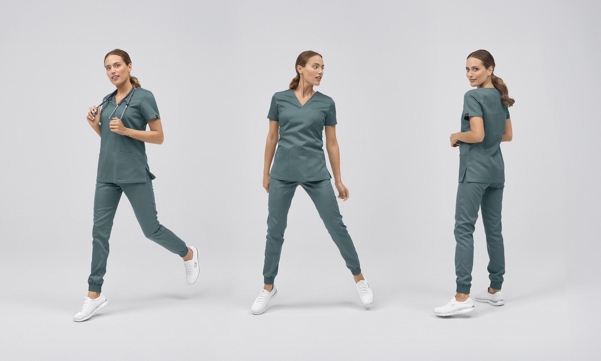 Kvinne i hvit tunika med stretch og oppstående krage