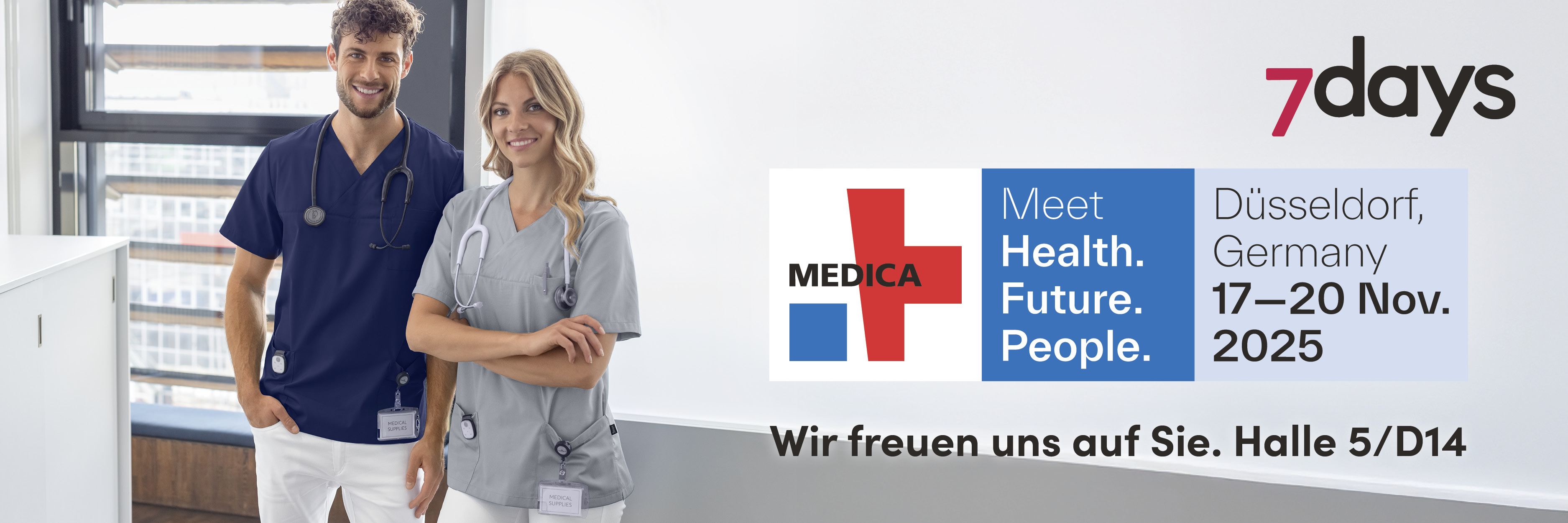 Zwei Personen in 7days Berufsbekleidung, daneben der Hinweis auf die Medica Messe in Düsseldorf