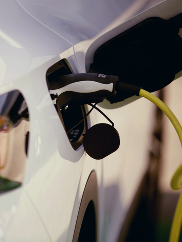 Nahaufnahme von Stecker an E-Auto
