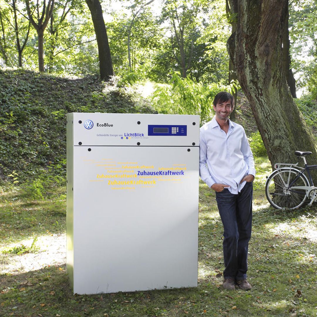 Mann steht neben einem zuhausekraftwerk im Wald