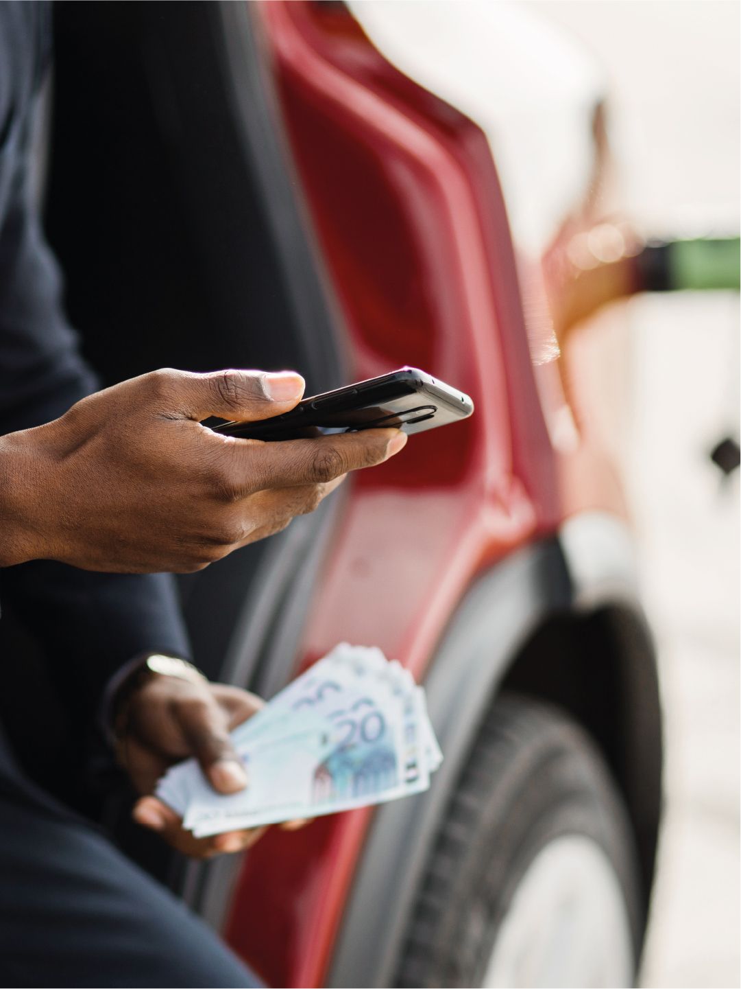 Mann mit Handy und Bargeld in den Händen