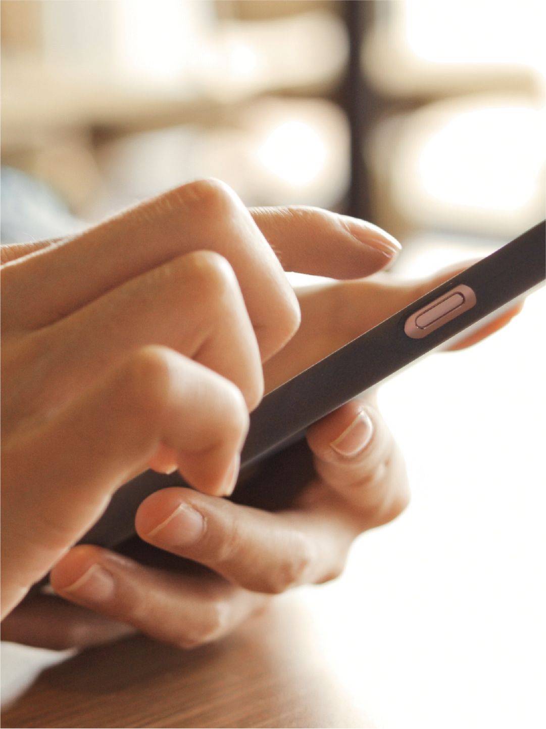 Frau tippt auf ihrem Handy