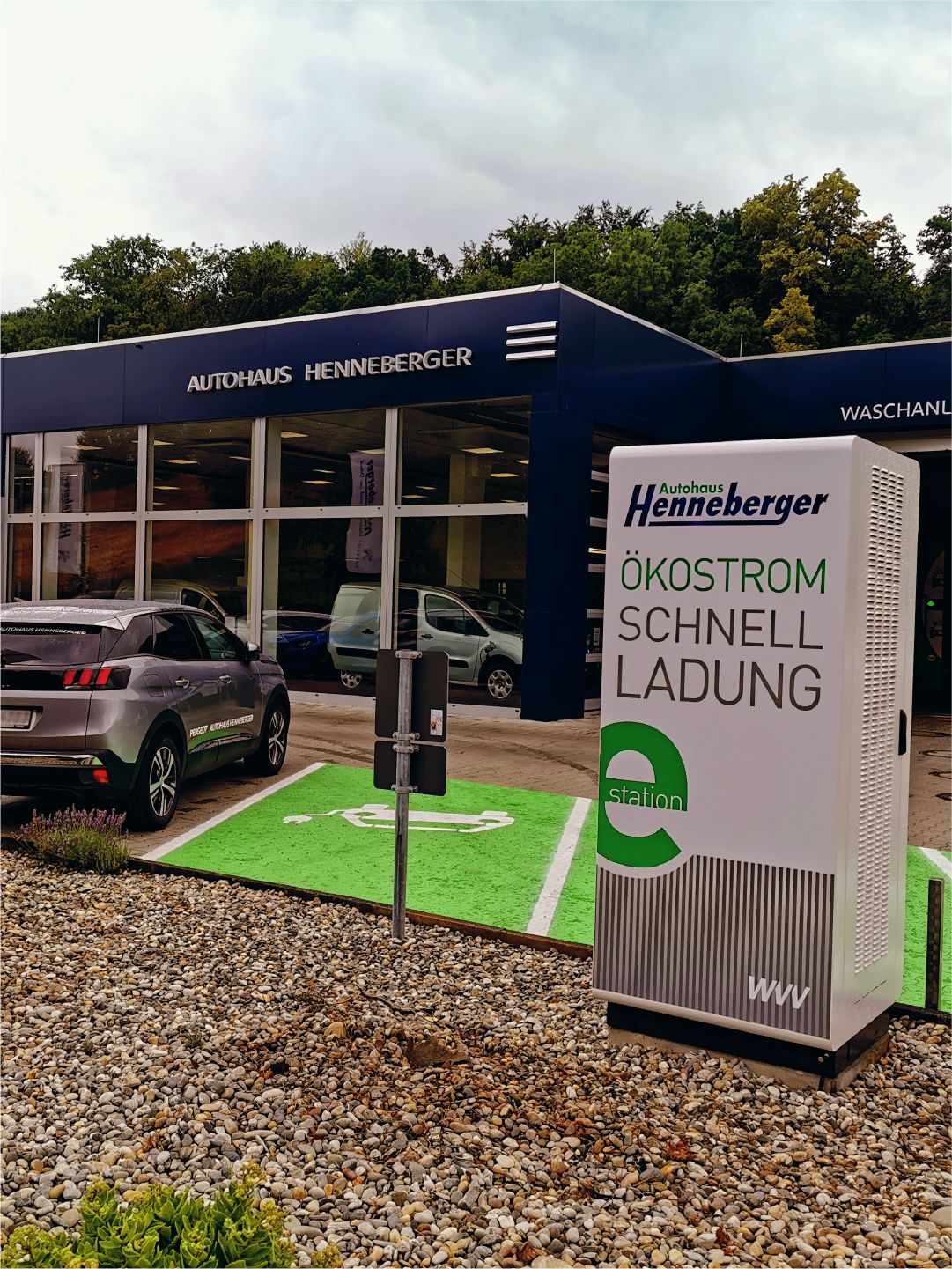 Schnellladestation vor einem Autohaus