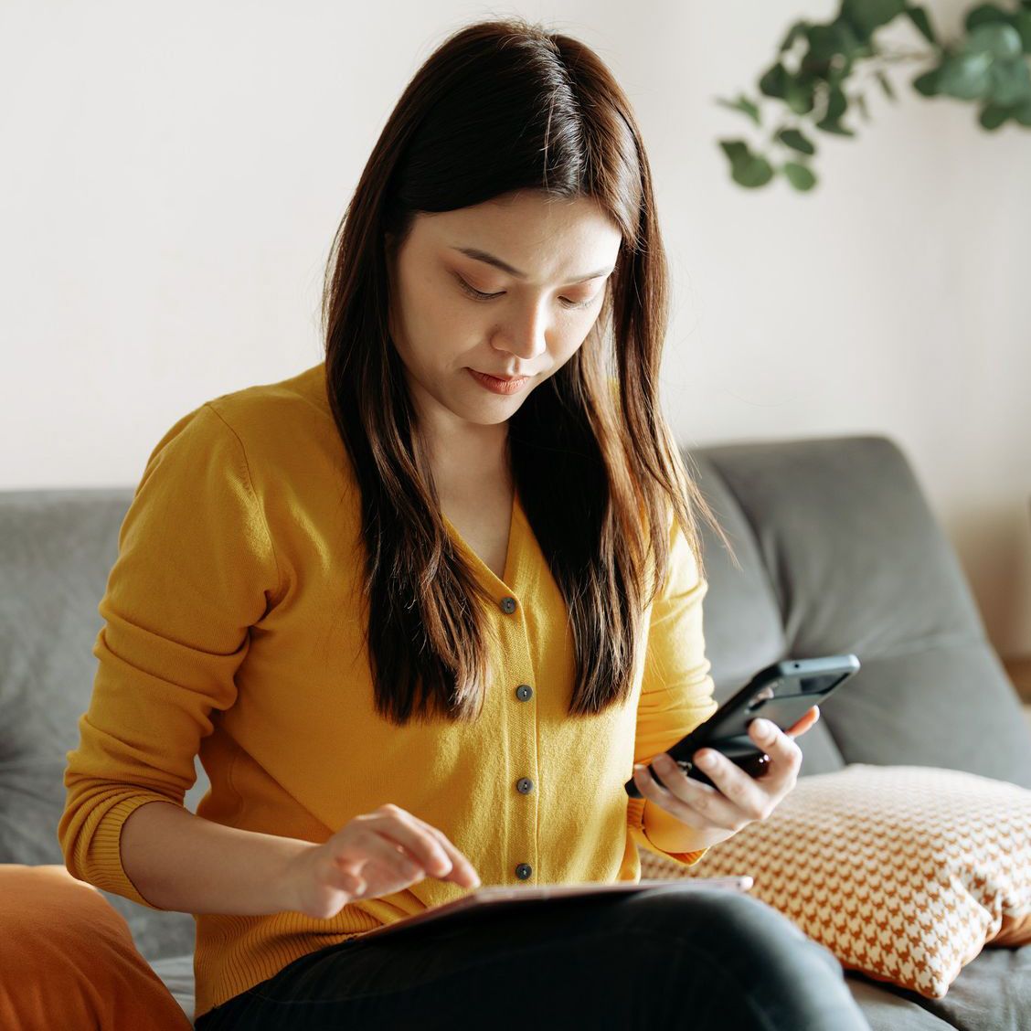 Frau am Smartphone